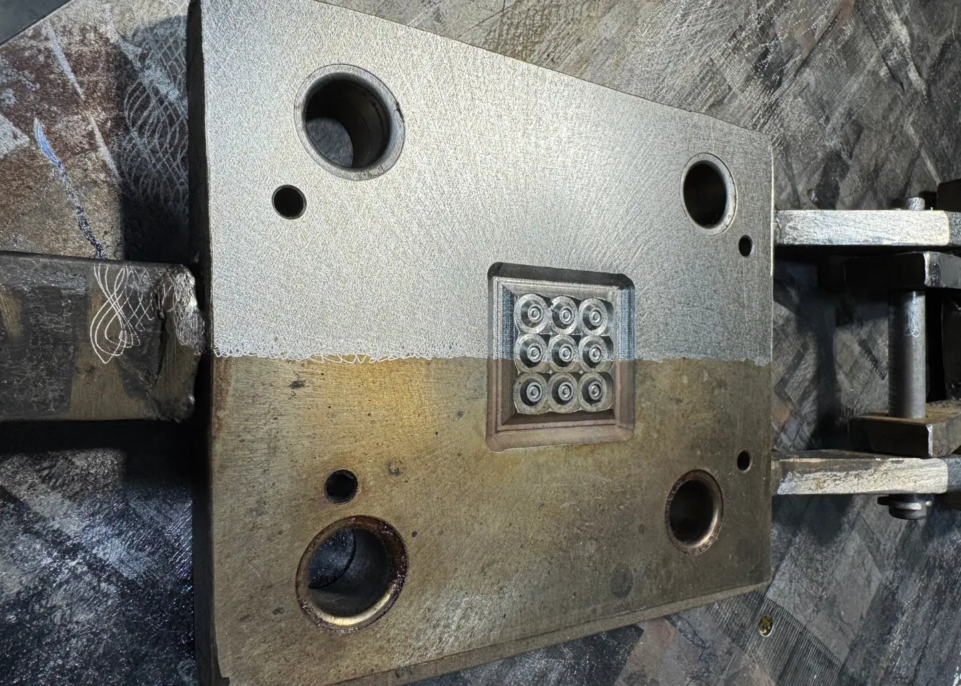 Laserowo oczyszczony element metalowy